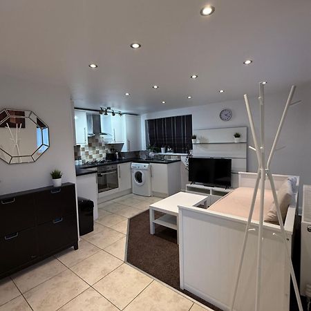Cosy Guest Suite, West London Хаунслоу Екстериор снимка