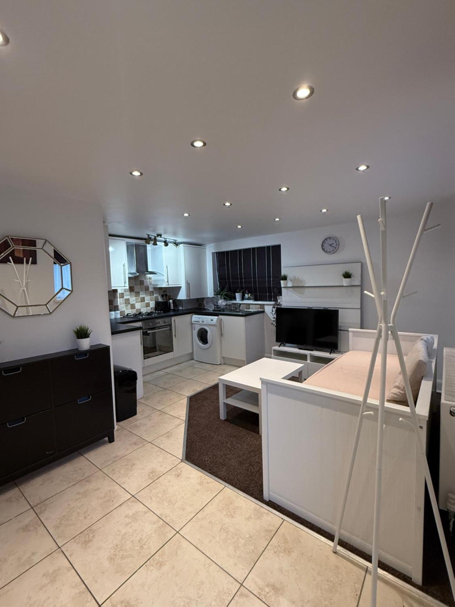 Cosy Guest Suite, West London Хаунслоу Екстериор снимка