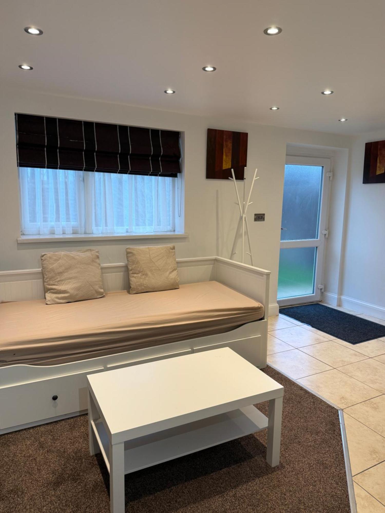 Cosy Guest Suite, West London Хаунслоу Екстериор снимка