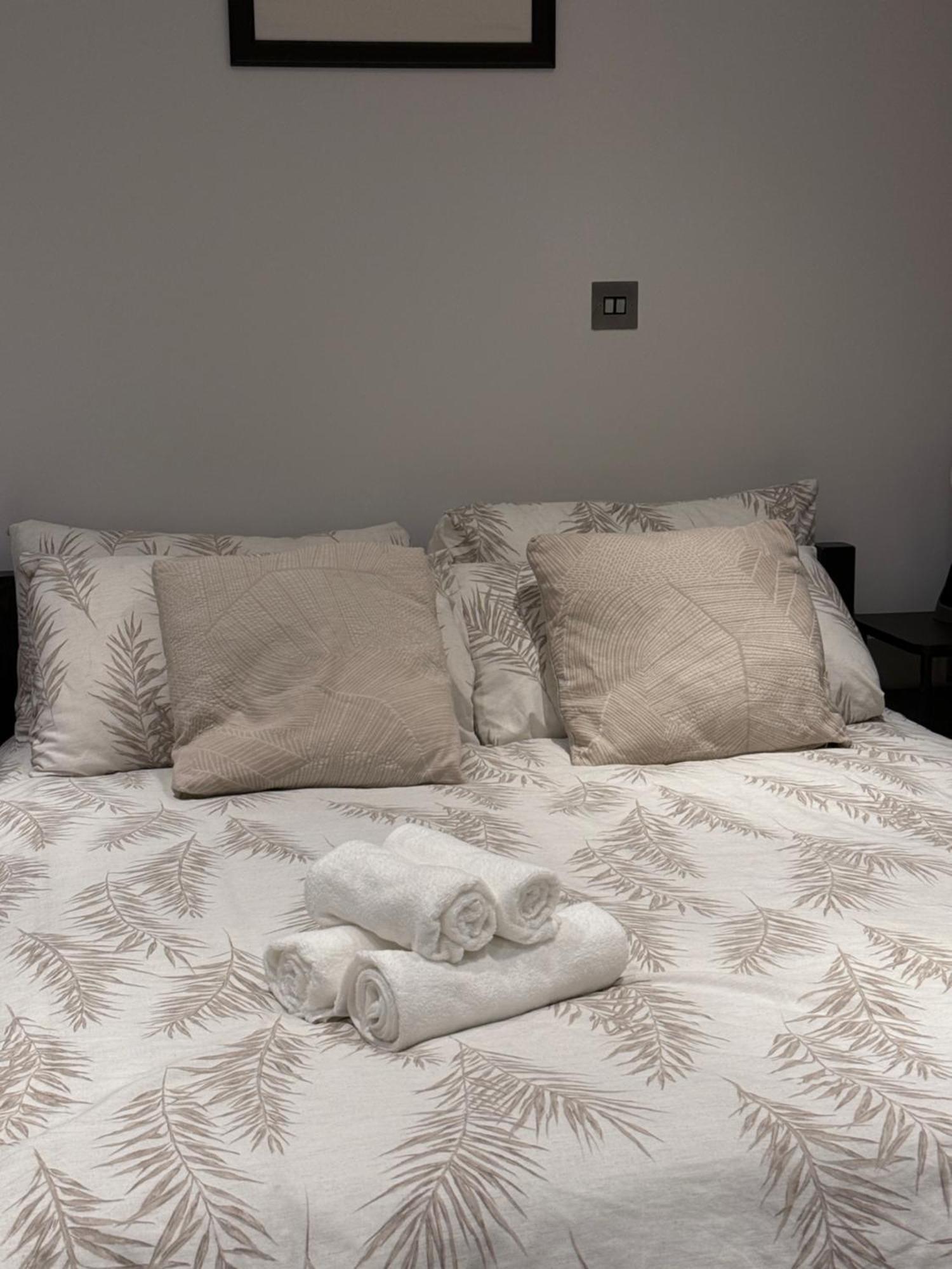 Cosy Guest Suite, West London Хаунслоу Екстериор снимка